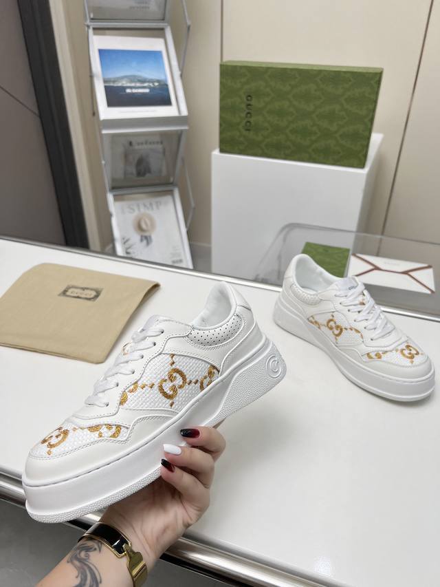 g's Latest Hit Thick-Soled White Shoes. The Sports And Leisure Mix And Match