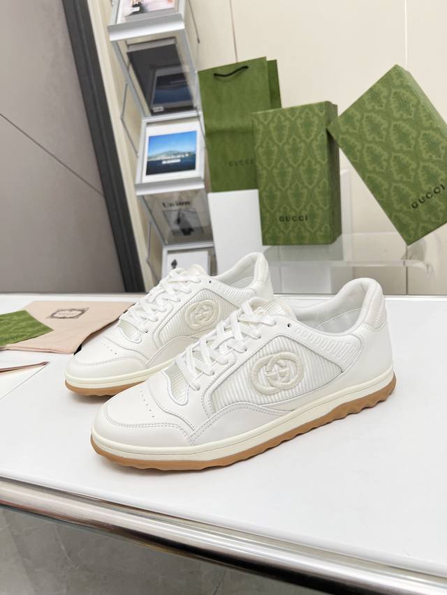 g's Latest Hit Thick-Soled White Shoes. The Sports And Leisure Mix And Match