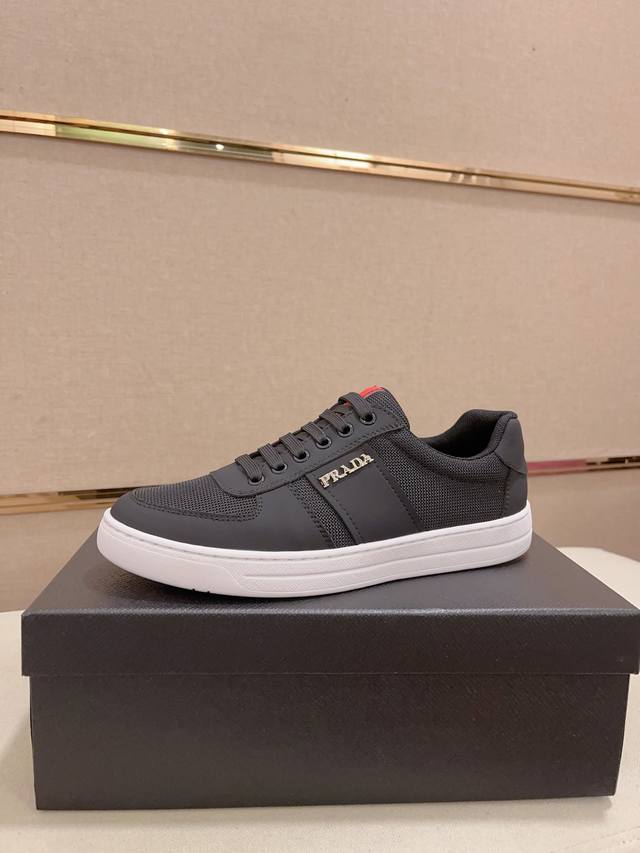 Prada's Latest Casual And Fashionable Men's Shoes. The Style Is Simple And Elega