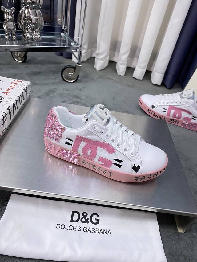 Product Trademark: Dolce&Gabbana Size: 35-40 Product Material: Upper Italian Cow