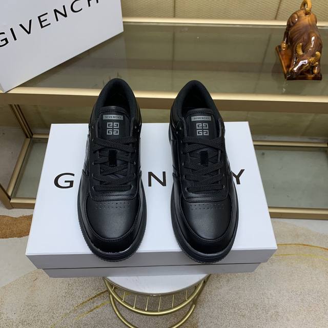 2025 New Arrival Givenchy Men's Low-Top Jogging Sneakers Light Sole And Upper