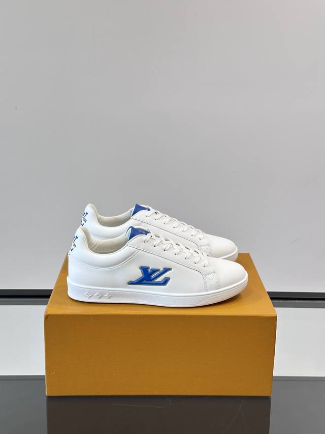 l Men's Low-Top Classic Casual Sports Shoes For Autumn And Winter. This Pair