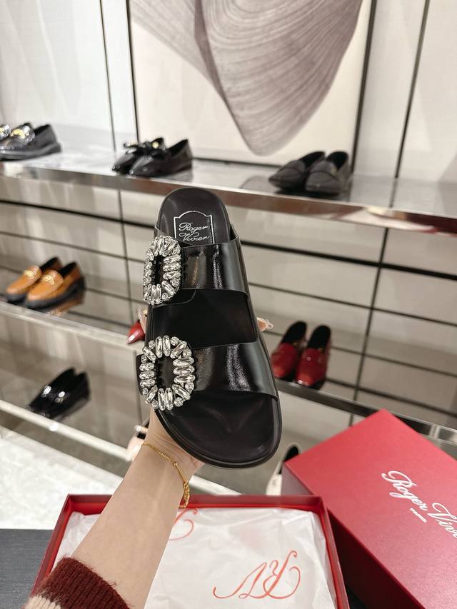 This Slidy Viv' Slipper Is Made Of Selected Cowhide With Diamond Buckle On The S