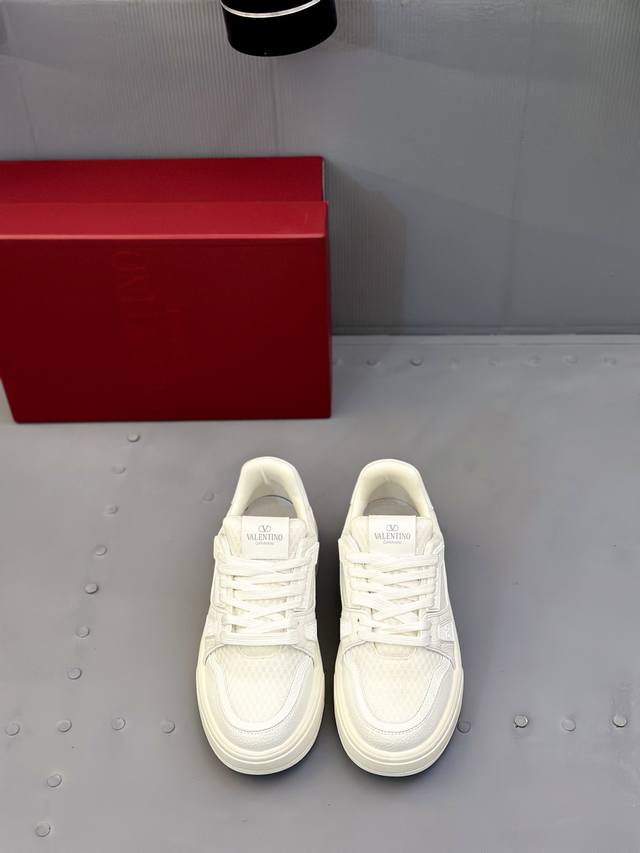New Thick-Soled Casual Shoes From Valentino Are Easy To Match. Use The Tacit Rhy
