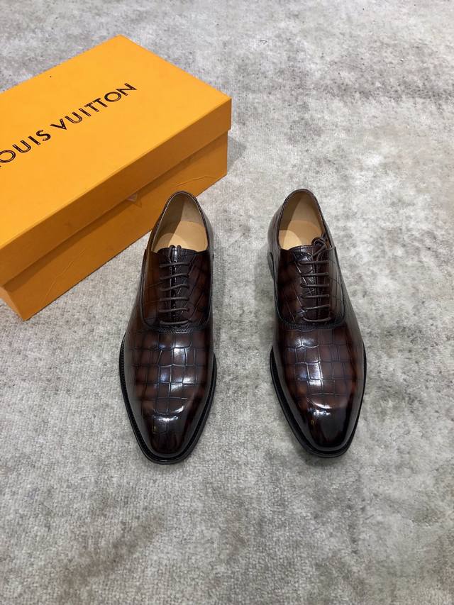 louis Vuitton Lv Men's Classic Oxford Shoes Men's Business Formal Carved Leat