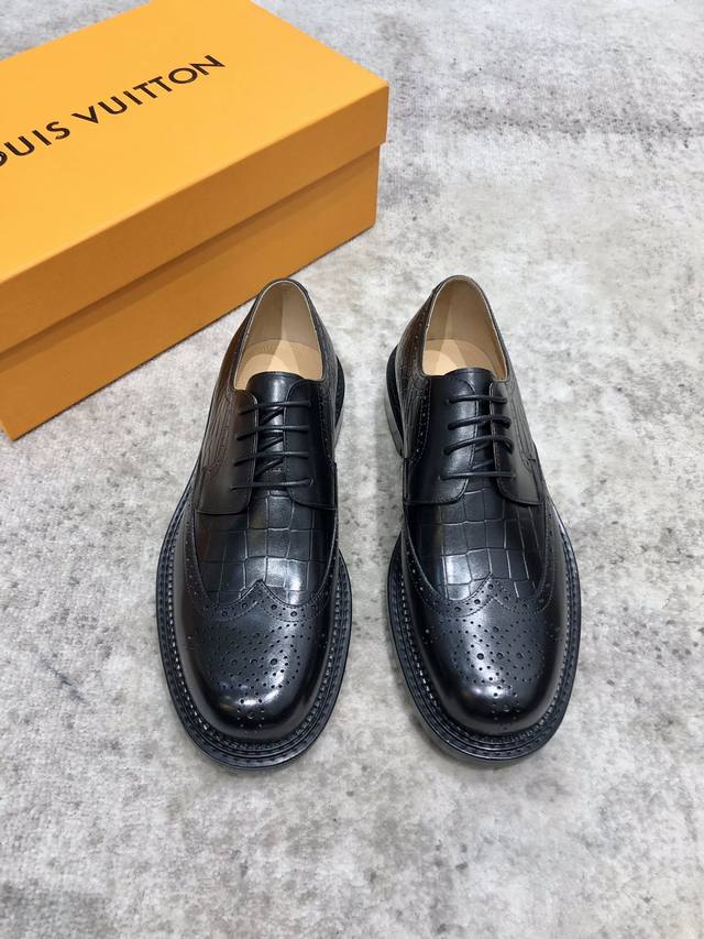 louis Vuitton Lv Louis Vuitton Calfskin Leather Oxford Shoes, Exquisite Brogu
