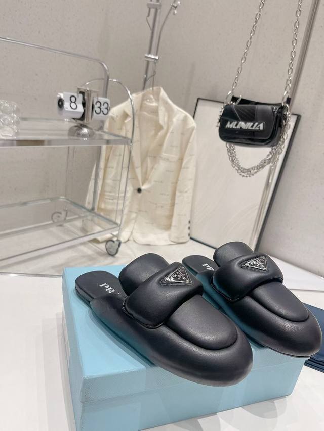 p Direct Prada's New Style Of Bread Loafers Are Very Convenient To Wear. You