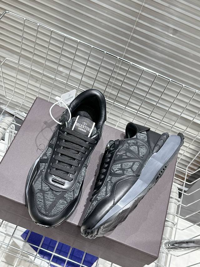 valentino Size: 39 44 38.45 Customized Valentino Sports Shoes Series Valentin
