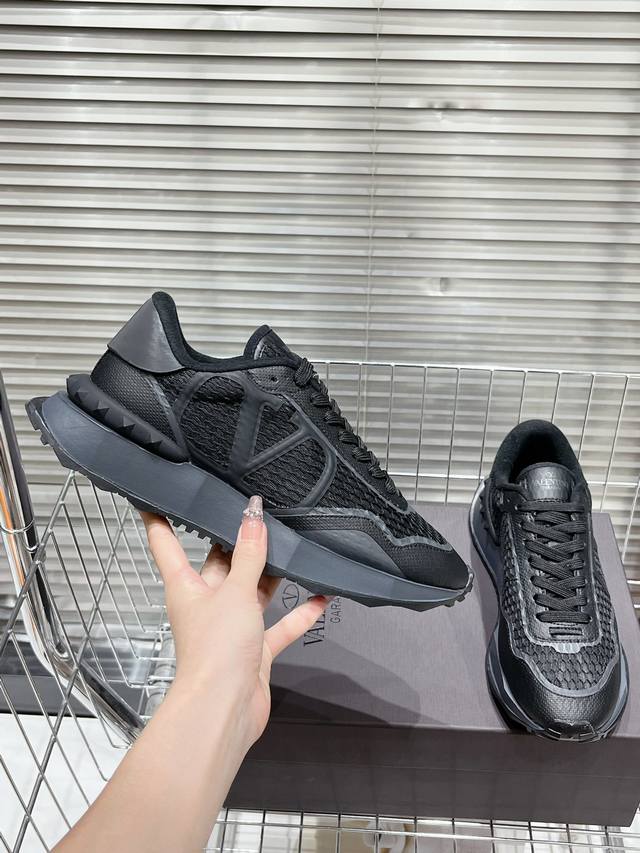 valentino Size: 39 44 38.45 Customized Valentino Sports Shoes Series Valentin