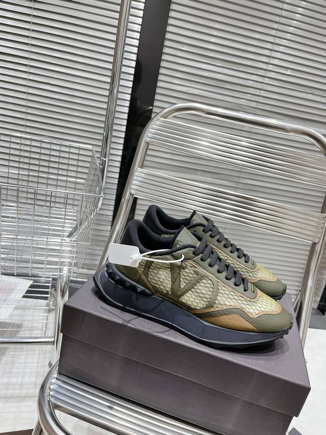 valentino Size: 39 44 38.45 Customized Valentino Sports Shoes Series Valentin