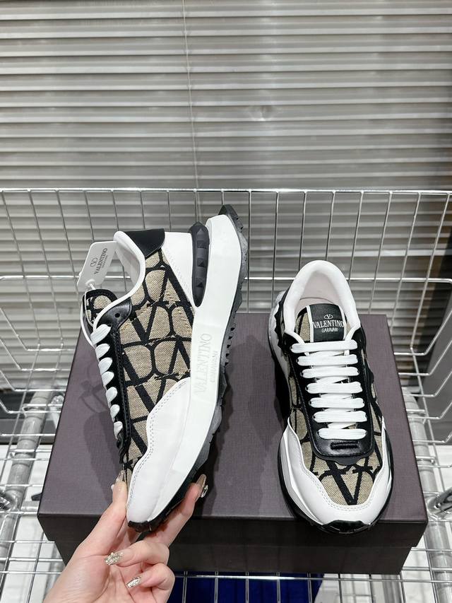 valentino Size: 39 44 38.45 Customized Valentino Sports Shoes Series Valentin