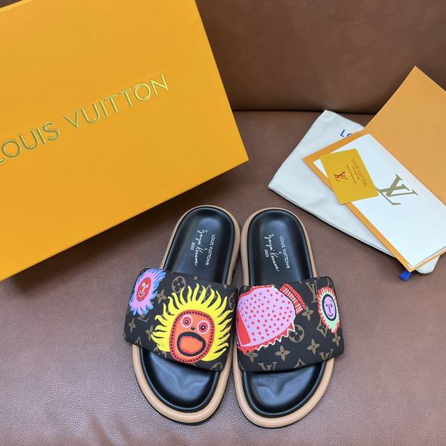 lv Couple's Model The Latest Embossed Slippers Are The Main Products Of The C