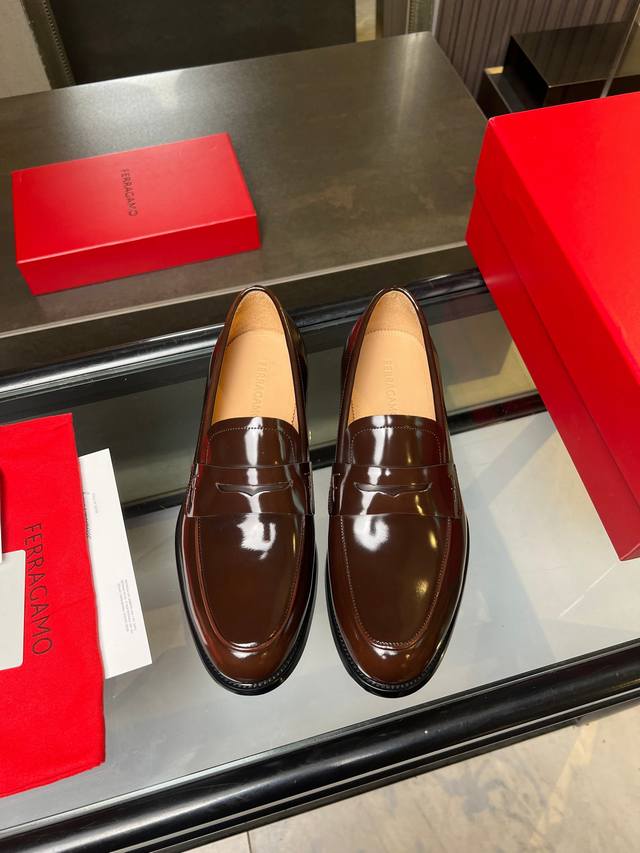 Ferragamo Men's Luxury Leather Shoes. This Men's Loafer Has An Elegant Shape And