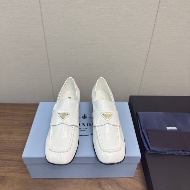 prada 25Ss Prada Early Spring New Triangle Logo Square Toe Thick Heel Loafers