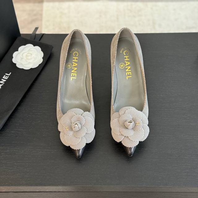 chanel 24B New Camellia Series Single Shoes It's Hard Not To Love The Beautif