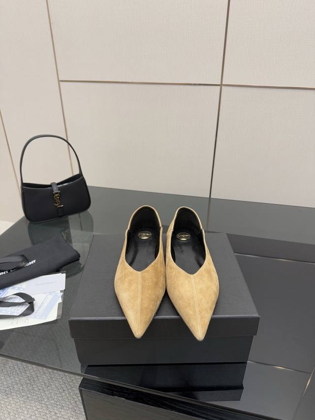 saint Laurent Single Shoes Features: Pointed Toe V-Shaped Upper Description: