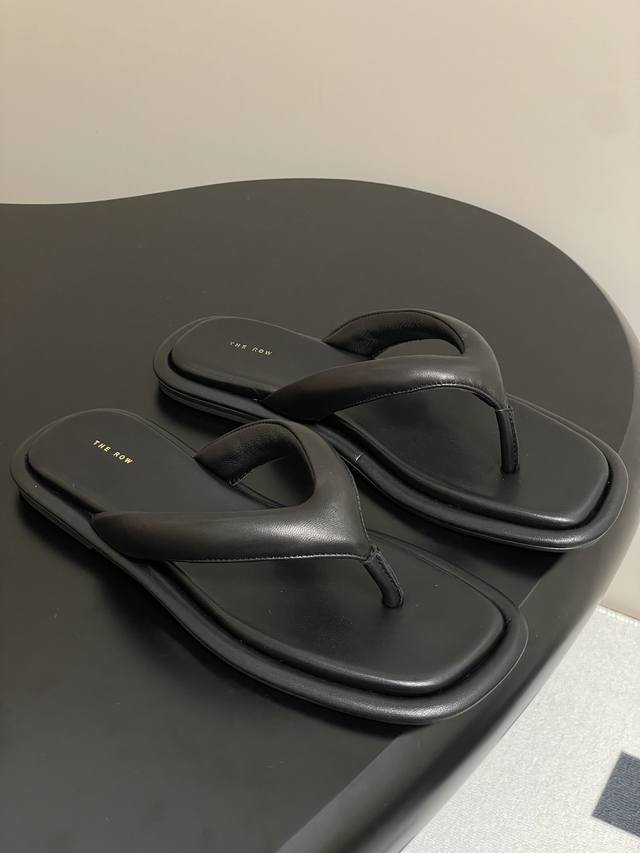 the Row 25S Spring And Summer New Flat Flip-Flops A Pair Of Flip-Flops That W