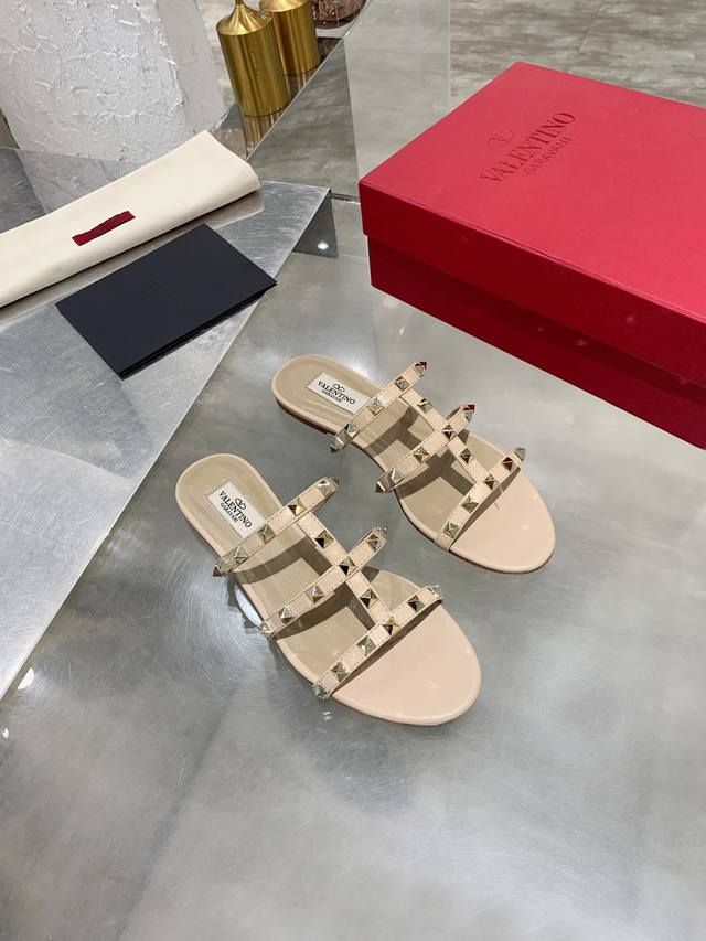 p Factory Valentino Classic Sandals With Rivets Upper Mixed Sheepskin Lining