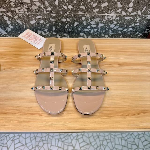 valen**Tino's Popular Thick-Heeled Sandals Instantly Beat Out All The Version