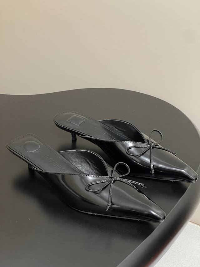 Niche Fashion Brand Jacquemus 25S New Spring And Summer Simple Bow Pointed Kitte
