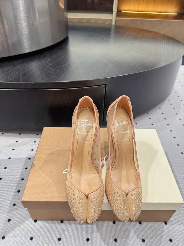Joint Model Fabric: Lace Swarovski Lining: Sheepskin Sole: Original Rubber Sole,
