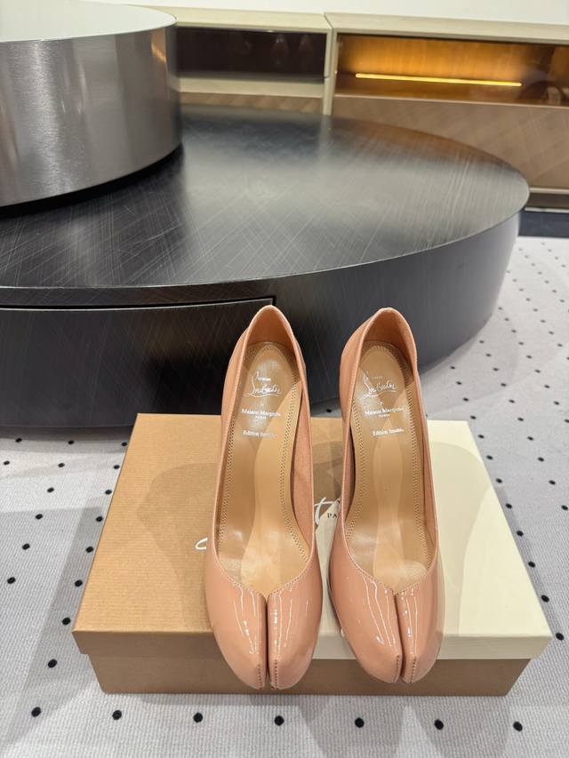 Joint Model Fabric: Cowhide Leather Lining: Sheepskin Sole: Original Rubber Sole