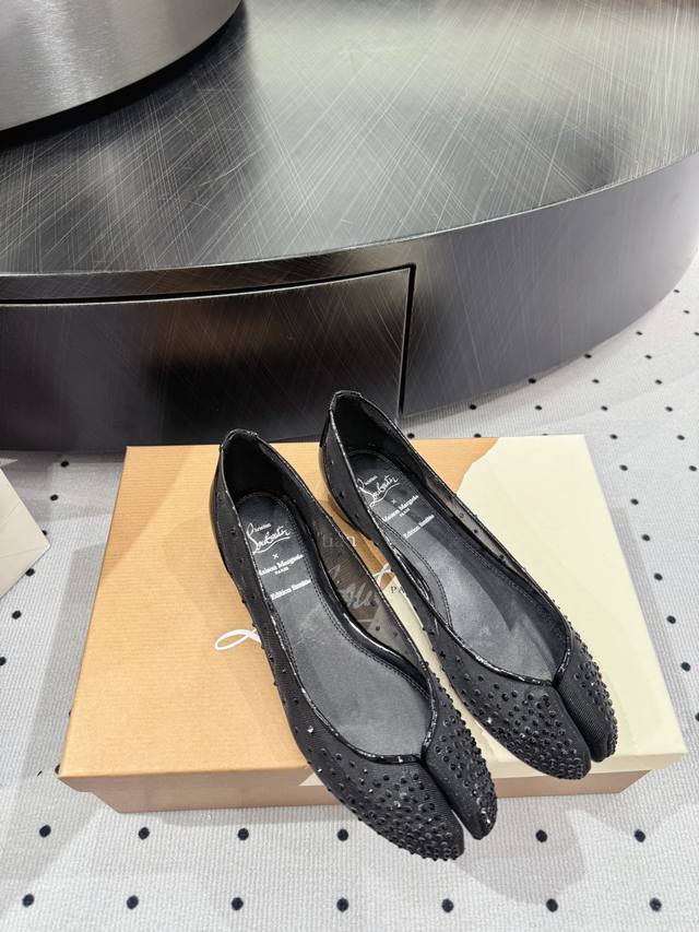 Joint Model Fabric: Lace Swarovski Lining: Sheepskin Sole: Original Rubber Sole,