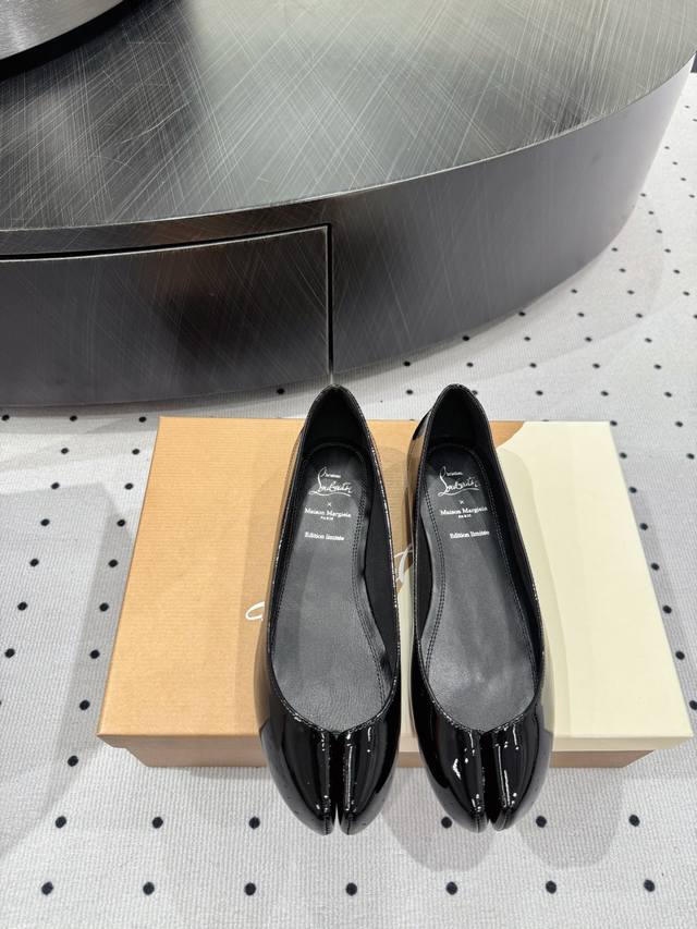 Joint Model Fabric: Cow Patent Leather Lining: Sheepskin Sole: Original Rubber S