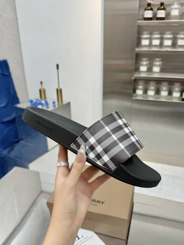 New Arrivals At Burberry Counters New Slippers With Three-Dimensional Brand Logo