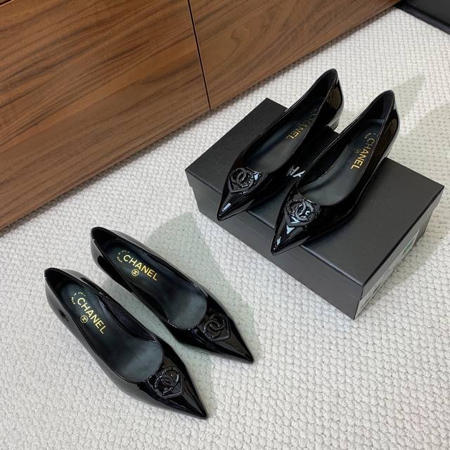 chan*L Chunky Heel Shoes Are Worn By Many Internet Celebrities And Bloggers.