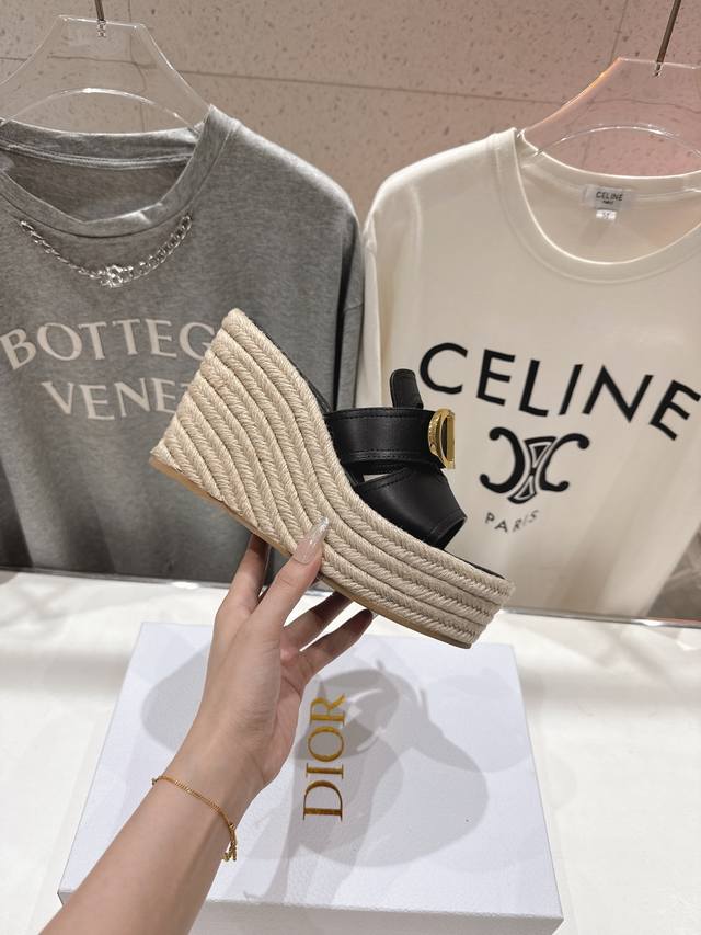 The Latest Wedge Heel Slippers Are Original And Of Top Quality. Fashion Bloggers
