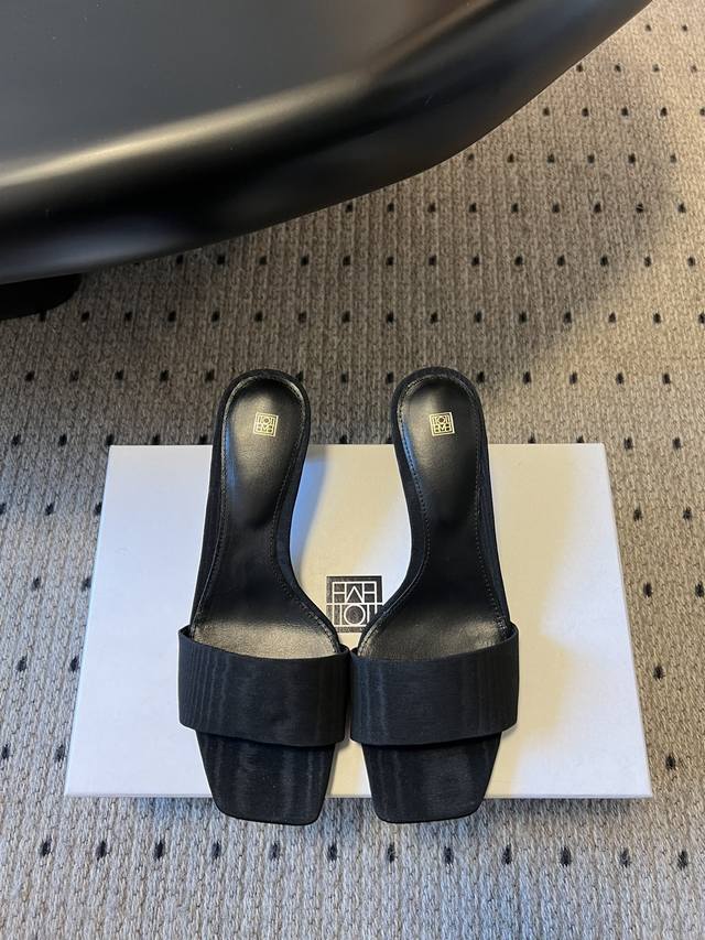 toteme 25Ss New Arrival Of Simple Short-Heeled Flip-Flops Looks Like A One-Pi