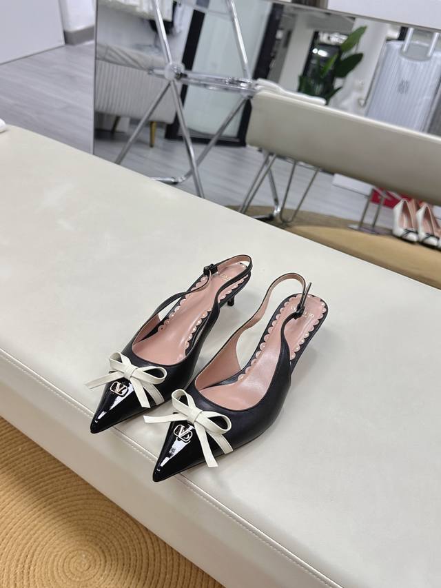 Top Version - Genuine Leather Sole Valentino Latest V Logo Signal Small V Buckle