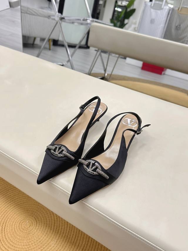 Top Version - Leather Sole Valentino Latest V Logo Signature Crystal Diamond Buc