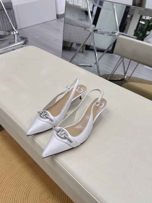 Top Version - Leather Sole Valentino Latest V Logo Signature Crystal Diamond Buc