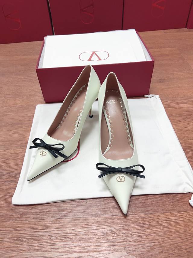 valen~Tino 's Latest Model Is Beautiful And Versatile. The Heel Strap And Sma