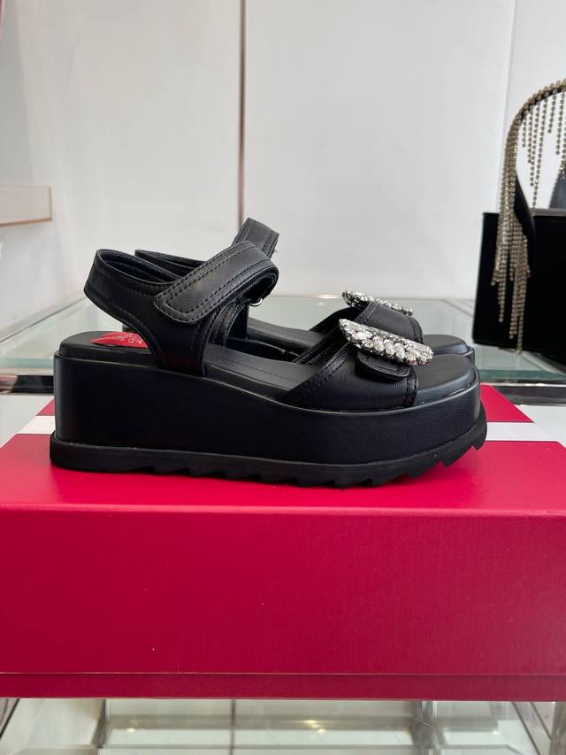 New Sandals Full Of Fashion Sense The Sole Is Super Soft Diamond Buckle Exquisit