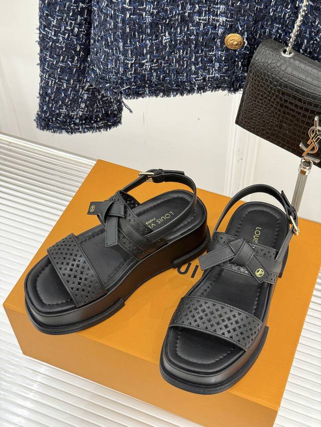 Donkey's New Thick-Soled Sandals This Shoe Style Really Makes You Look Thinner E