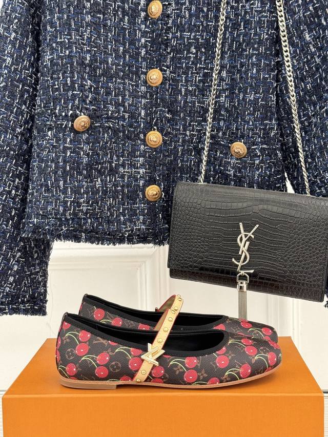Donkey's Classic Mary Jane Shoes Are Very Fashionable And Versatile . They Can B