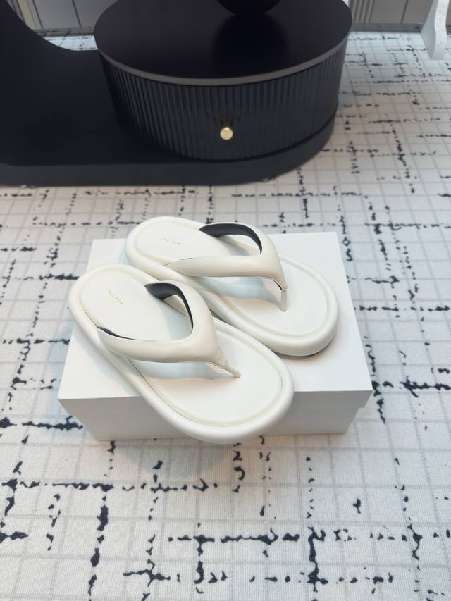 the Row 2025 Spring And Summer New Style Flip-Flops The Biggest Feature Of Th