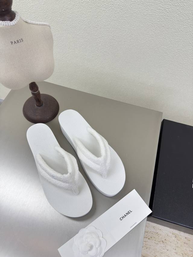 Comfortable Wedge Flip-Flops With Hardware Logo Chanel Thick-Soled Slippers Hard