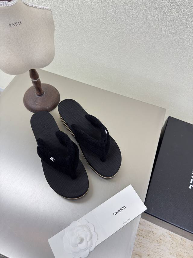 Comfortable Wedge Flip-Flops With Hardware Logo Chanel Thick-Soled Slippers Hard