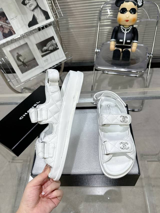 25Ss Classic Spring And Summer Beach Shoes Are All The Rage Online. The Lates
