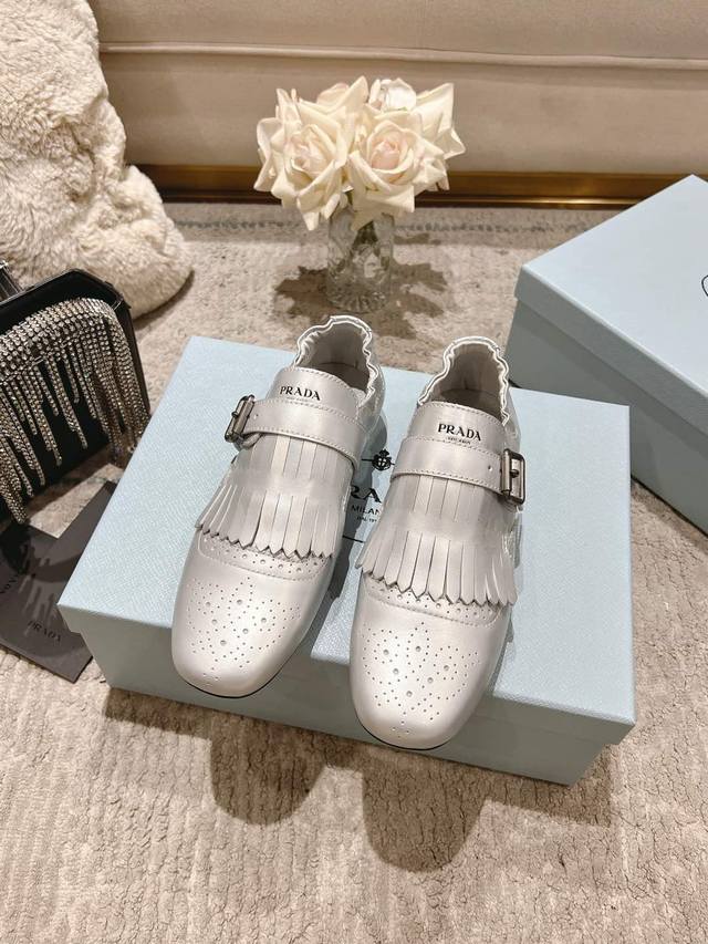 Rush Price: Prada Certified 5 2025 Spring New Product Prada Catwalk Model Retro