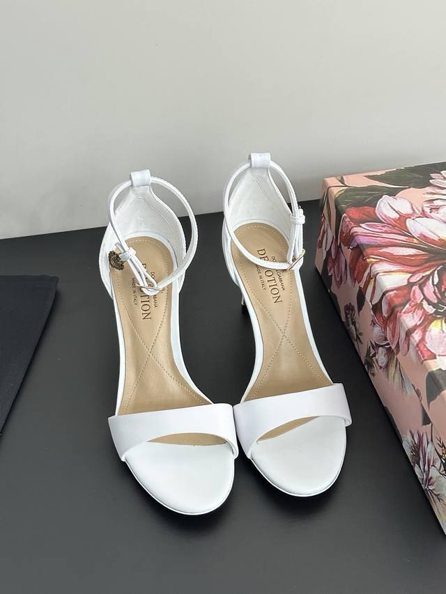 Classic High Heels Presenting A Gentle And Shining Texture, The Foot Feels Soft