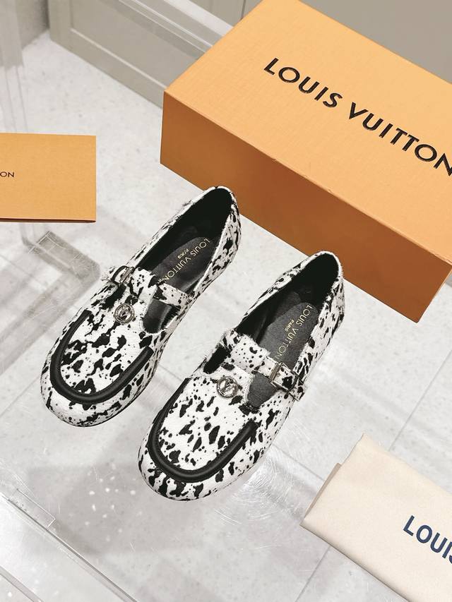 Women's Lv Soho Mary Jane Loafers This Soho Mary Jane Loafers Are Made Of Suede