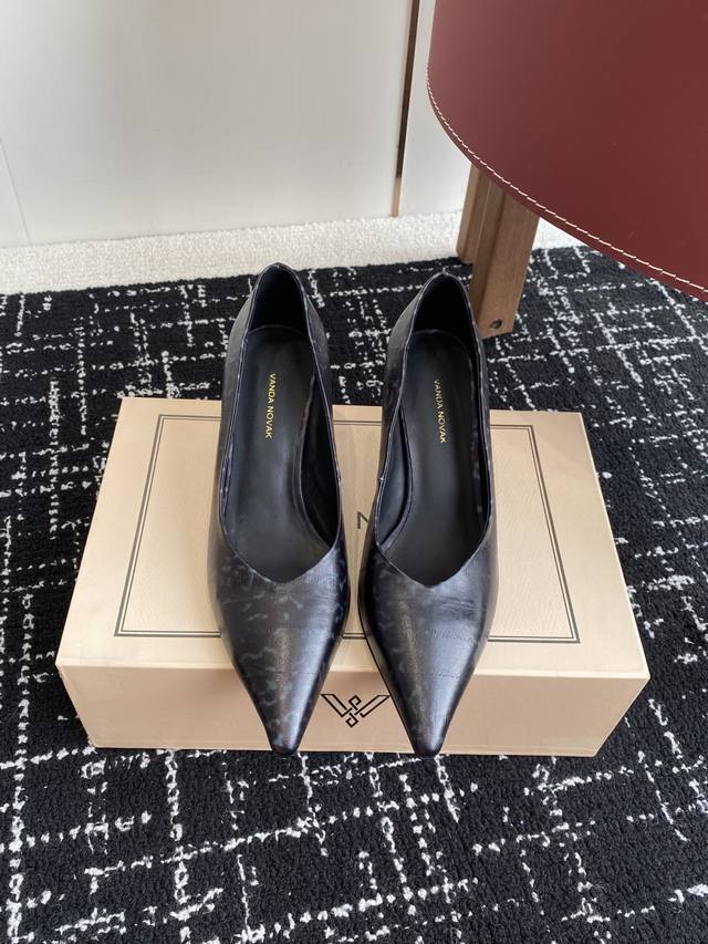 Purchasing Agent Level Vanda Novak Is An Italian Brand With Pointed Toe Shoes. T