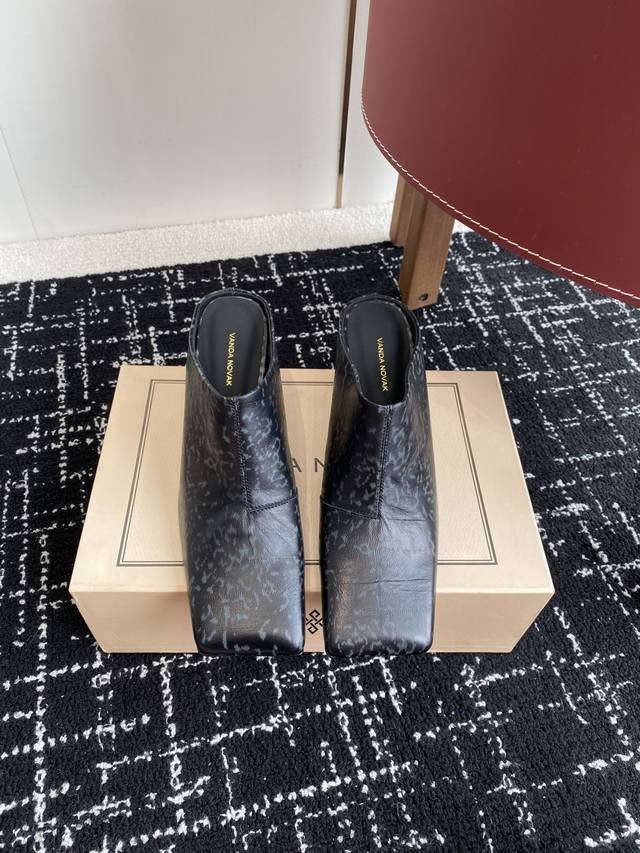 Purchasing Agent Level Vanda Novak Is From The Italian Brand Square Toe Half-Sli
