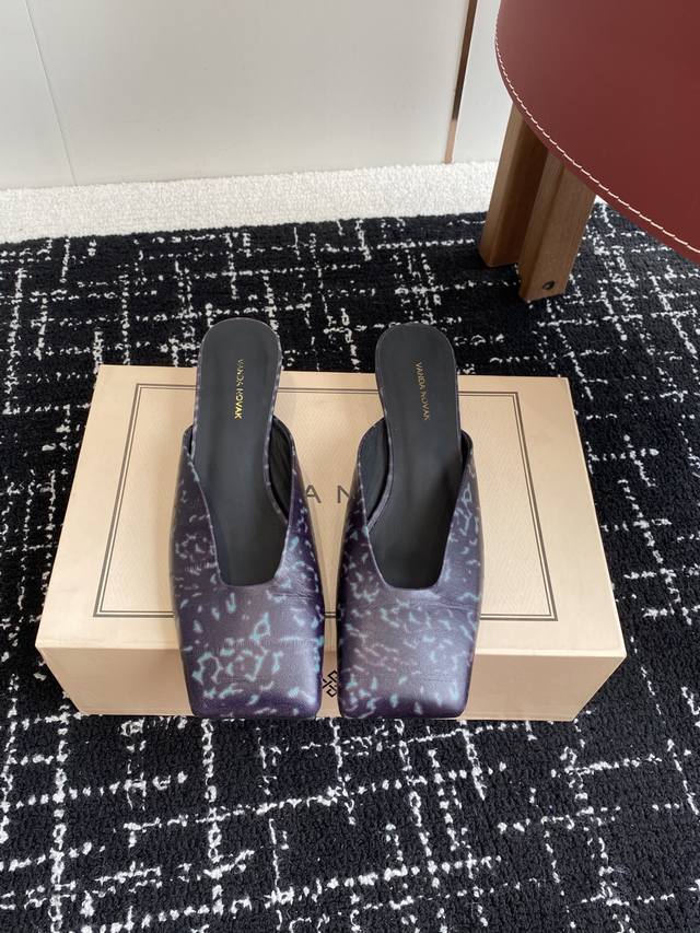 Purchasing Agent Level Vanda Novak From Italian Brand Square Toe Slippers Sandal