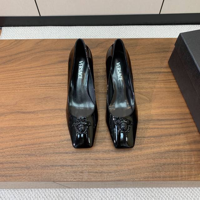 Versace Thick Heel Single Shoes With Strong Italian Style. Patent Leather Upper,